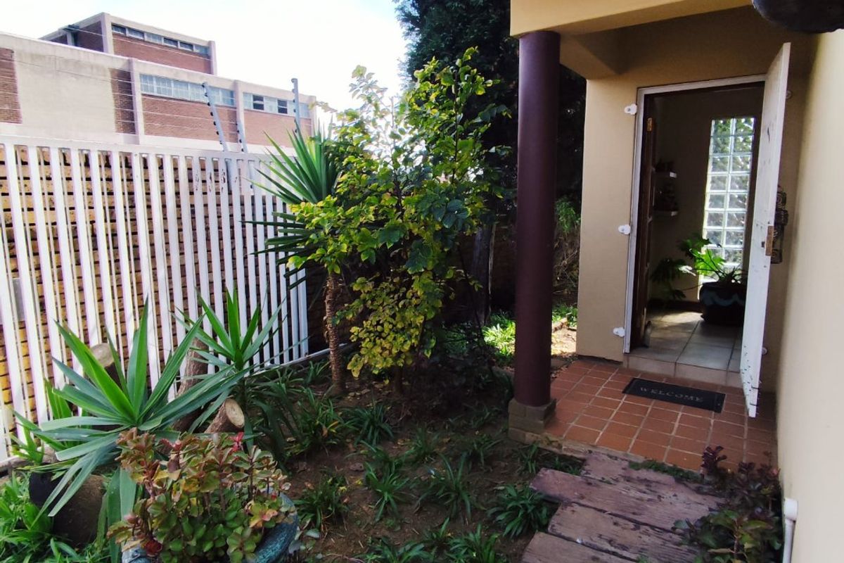 EXPANSIVE 4-BEDROOM FAMILY ENTERTAINER WITH LARGE COTTAGE, SWIMMING POOL, AND TOP-TIER SECURITY - Photo 4