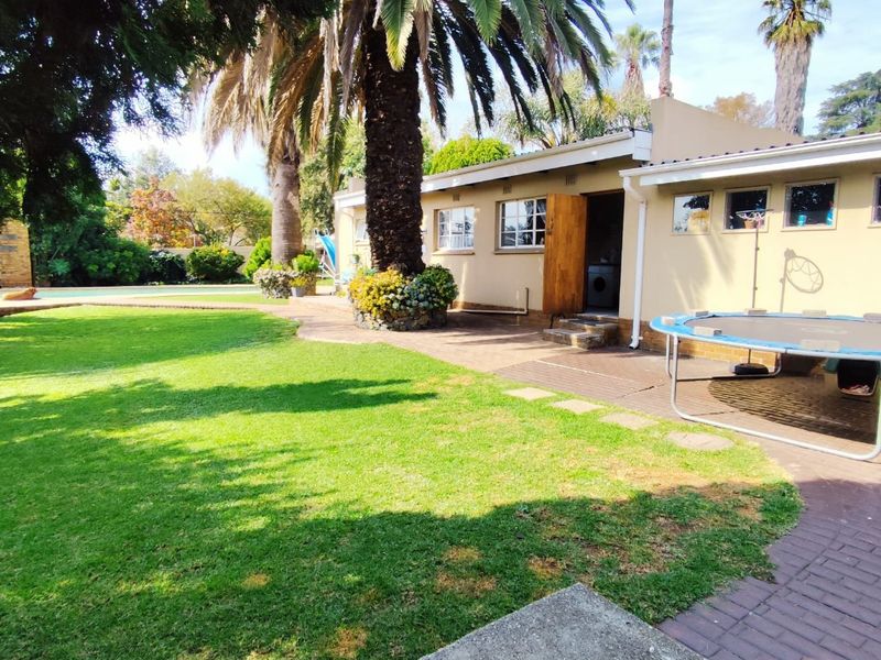 EXPANSIVE 4-BEDROOM FAMILY ENTERTAINER WITH LARGE COTTAGE, SWIMMING POOL, AND TOP-TIER SECURITY - Photo 1