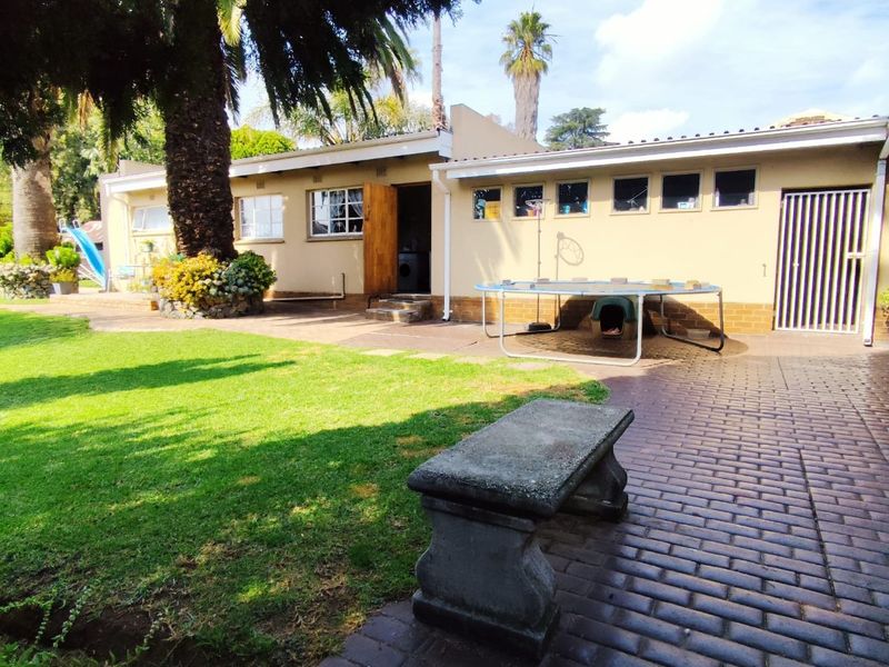 EXPANSIVE 4-BEDROOM FAMILY ENTERTAINER WITH LARGE COTTAGE, SWIMMING POOL, AND TOP-TIER SECURITY - Photo 5