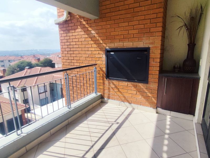 SECURE 2-BEDROOM PET-FRIENDLY APARTMENT WITH MAIN EN-SUITE, COMMUNAL POOL, AND 24-HOUR SECURITY - Photo 2