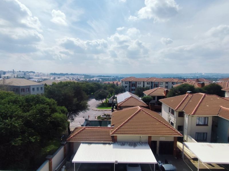 SECURE 2-BEDROOM PET-FRIENDLY APARTMENT WITH MAIN EN-SUITE, COMMUNAL POOL, AND 24-HOUR SECURITY - Photo 10