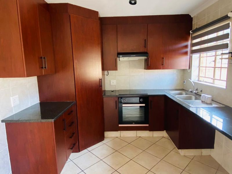 MODERN AND SPACIOUS 3 BEDROOMS 2 BATHROOMS SIMPLEX FOR SALE IN WILLOW PARK MANOR - Photo 5