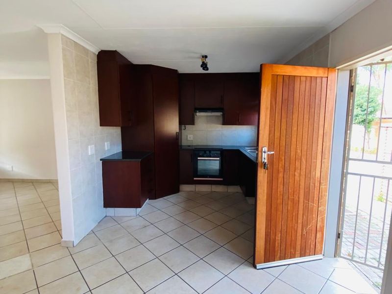 MODERN AND SPACIOUS 3 BEDROOMS 2 BATHROOMS SIMPLEX FOR SALE IN WILLOW PARK MANOR - Photo 9