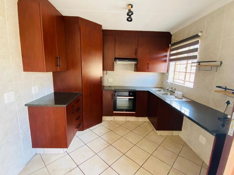 MODERN AND SPACIOUS 3 BEDROOMS 2 BATHROOMS SIMPLEX FOR SALE IN WILLOW PARK MANOR - Photo 8