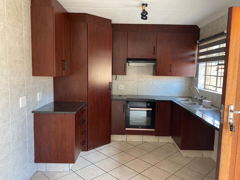 MODERN AND SPACIOUS 3 BEDROOMS 2 BATHROOMS SIMPLEX FOR SALE IN WILLOW PARK MANOR - Photo 7
