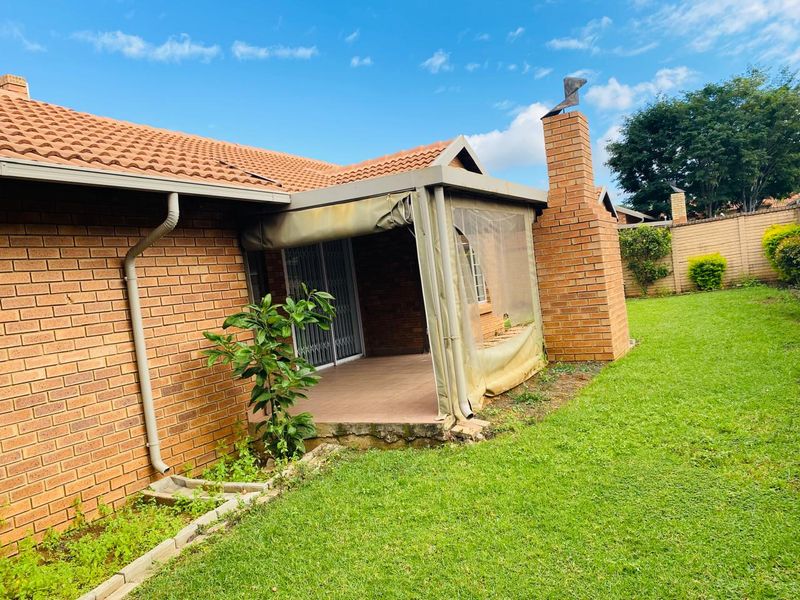 MODERN AND SPACIOUS 3 BEDROOMS 2 BATHROOMS SIMPLEX FOR SALE IN WILLOW PARK MANOR - Photo 3