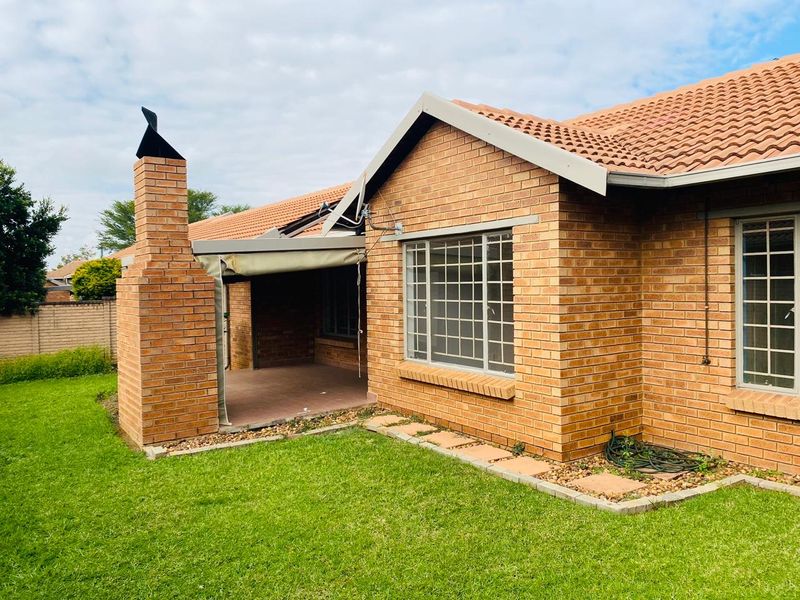 MODERN AND SPACIOUS 3 BEDROOMS 2 BATHROOMS SIMPLEX FOR SALE IN WILLOW PARK MANOR - Photo 1