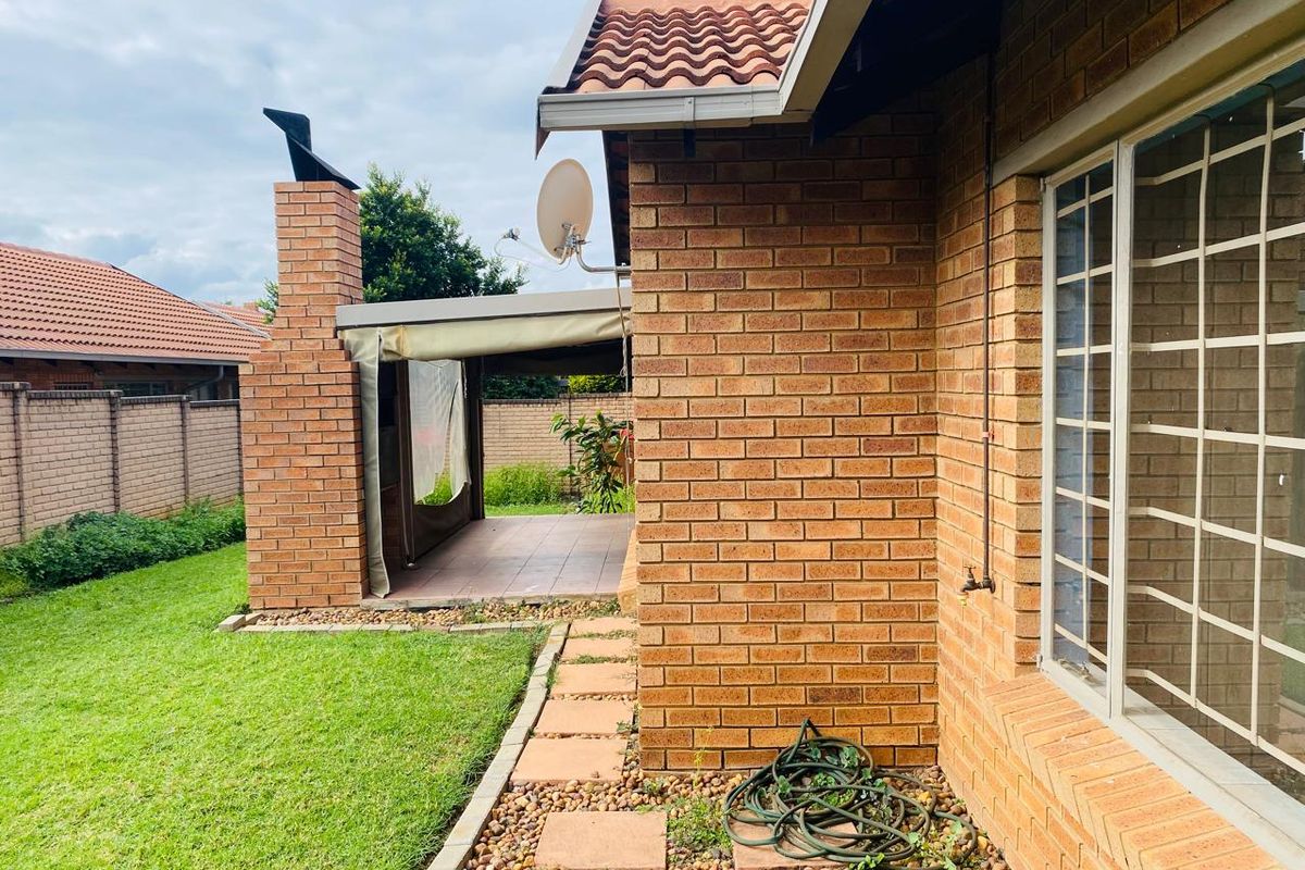 MODERN AND SPACIOUS 3 BEDROOMS 2 BATHROOMS SIMPLEX FOR SALE IN WILLOW PARK MANOR - Photo 2