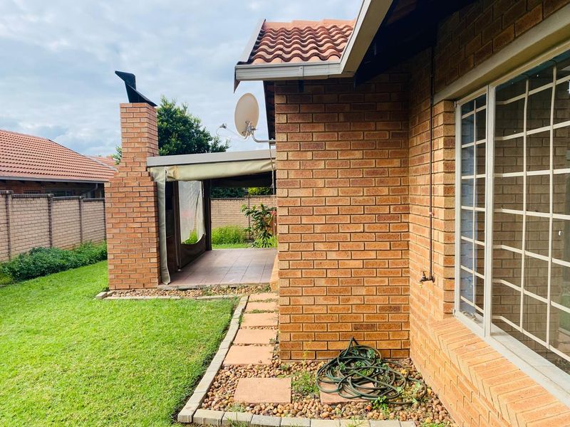 MODERN AND SPACIOUS 3 BEDROOMS 2 BATHROOMS SIMPLEX FOR SALE IN WILLOW PARK MANOR - Photo 2