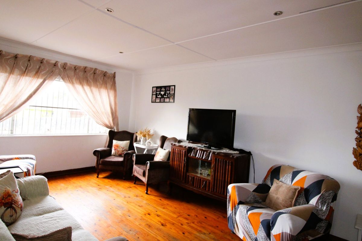 A Real Gem in Pristine Condition! Huge Appeal for the Growing Famil - Photo 4