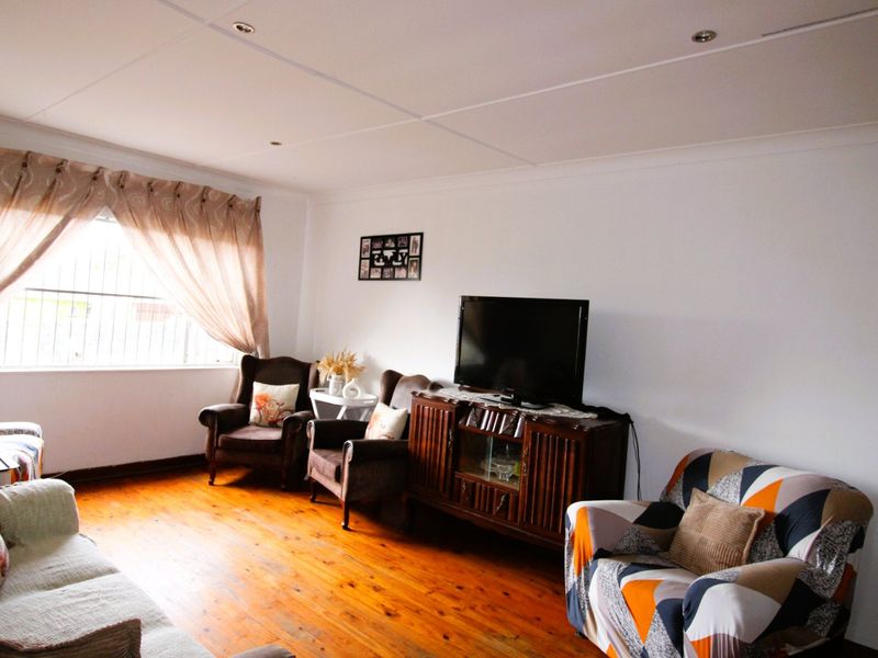 A Real Gem in Pristine Condition! Huge Appeal for the Growing Famil - Photo 4