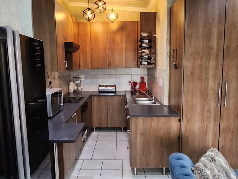 Hey You... Yes, You Looking for a Modern 3-Bedroom Gem in Elspark - Photo 1