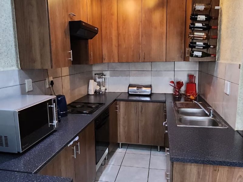 Hey You... Yes, You Looking for a Modern 3-Bedroom Gem in Elspark - Photo 2