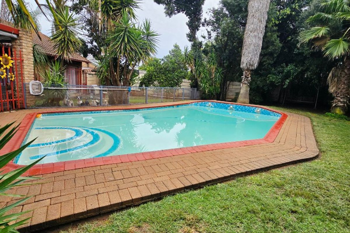 Family Comfort Meets Great Entertainment in This Spacious Flimieda Home - Photo 2