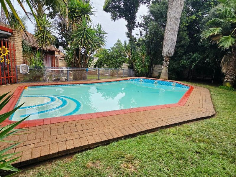 Family Comfort Meets Great Entertainment in This Spacious Flimieda Home - Photo 2