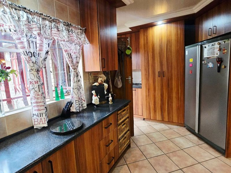 Family Comfort Meets Great Entertainment in This Spacious Flimieda Home - Photo 10