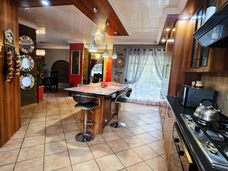 Family Comfort Meets Great Entertainment in This Spacious Flimieda Home - Photo 9