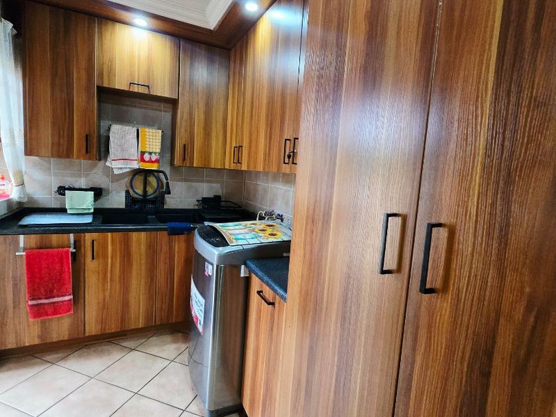 Family Comfort Meets Great Entertainment in This Spacious Flimieda Home - Photo 7