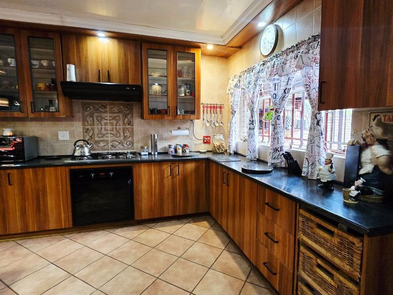 Family Comfort Meets Great Entertainment in This Spacious Flimieda Home - Photo 6