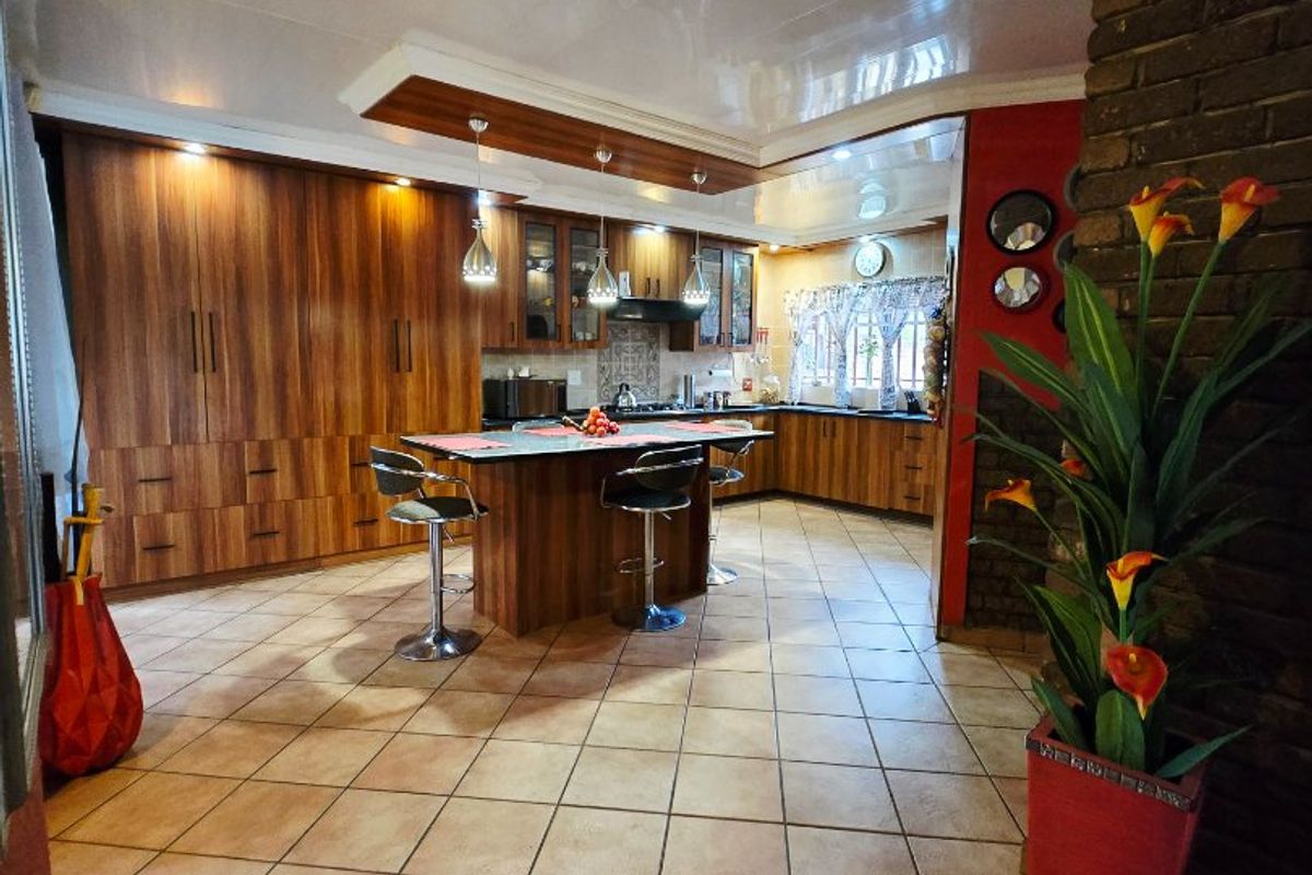 Family Comfort Meets Great Entertainment in This Spacious Flimieda Home - Photo 4