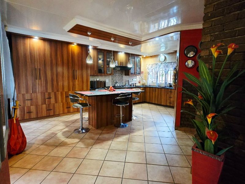 Family Comfort Meets Great Entertainment in This Spacious Flimieda Home - Photo 4