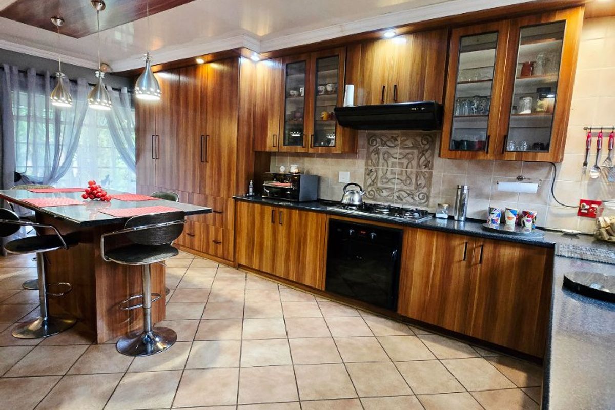Family Comfort Meets Great Entertainment in This Spacious Flimieda Home - Photo 5