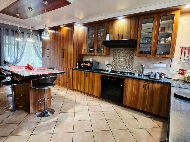Family Comfort Meets Great Entertainment in This Spacious Flimieda Home - Photo 5