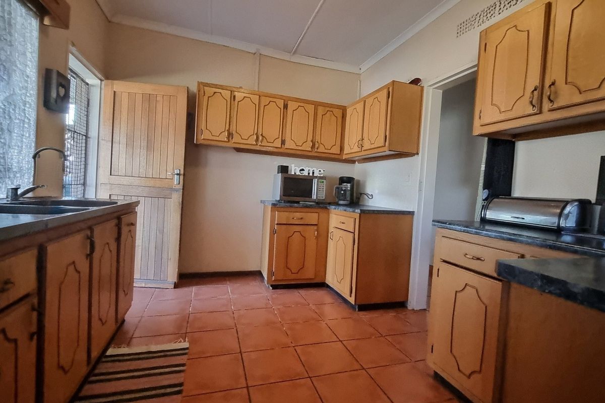 Spacious Family Home with Pool and Full Functioning Flat - Photo 2