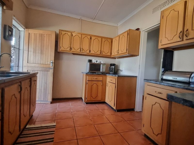 Spacious Family Home with Pool and Full Functioning Flat - Photo 2