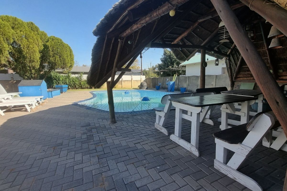 Spacious Family Home with Pool and Full Functioning Flat - Photo 4