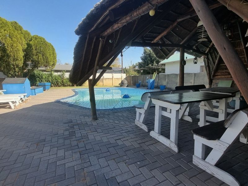 Spacious Family Home with Pool and Full Functioning Flat - Photo 4