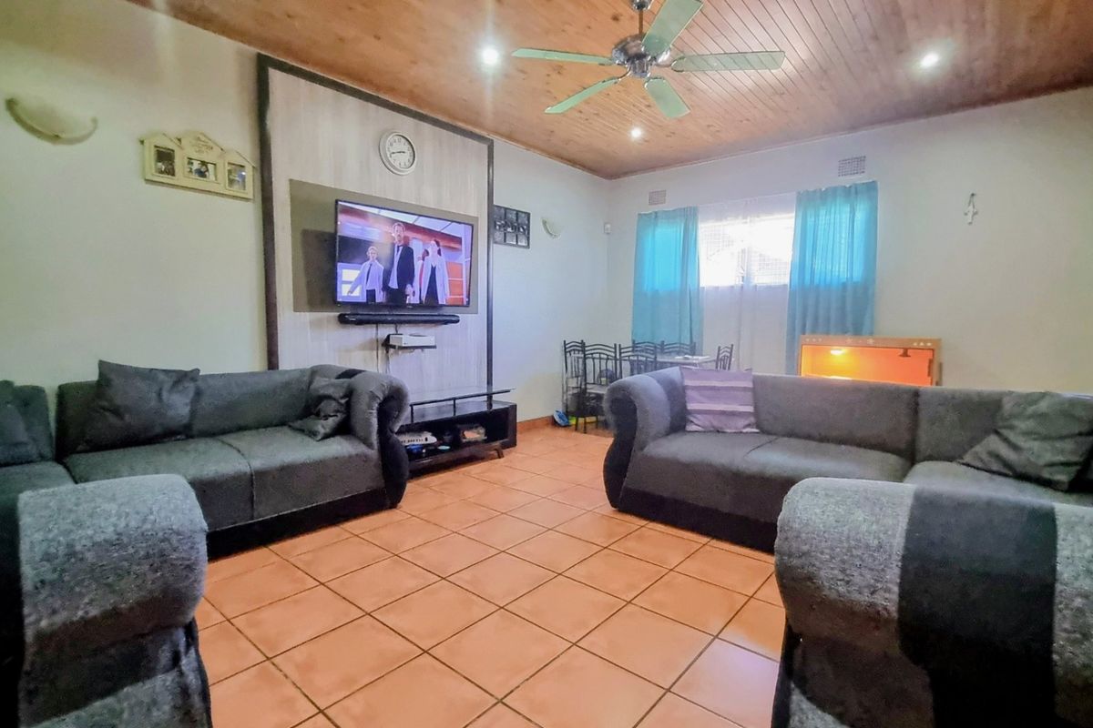 Spacious Family Home with Pool and Full Functioning Flat - Photo 3