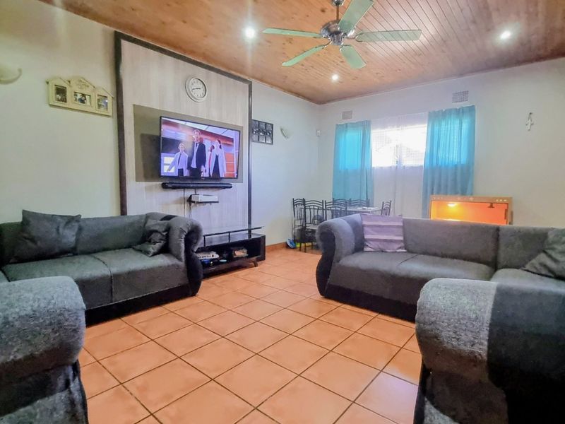 Spacious Family Home with Pool and Full Functioning Flat - Photo 3