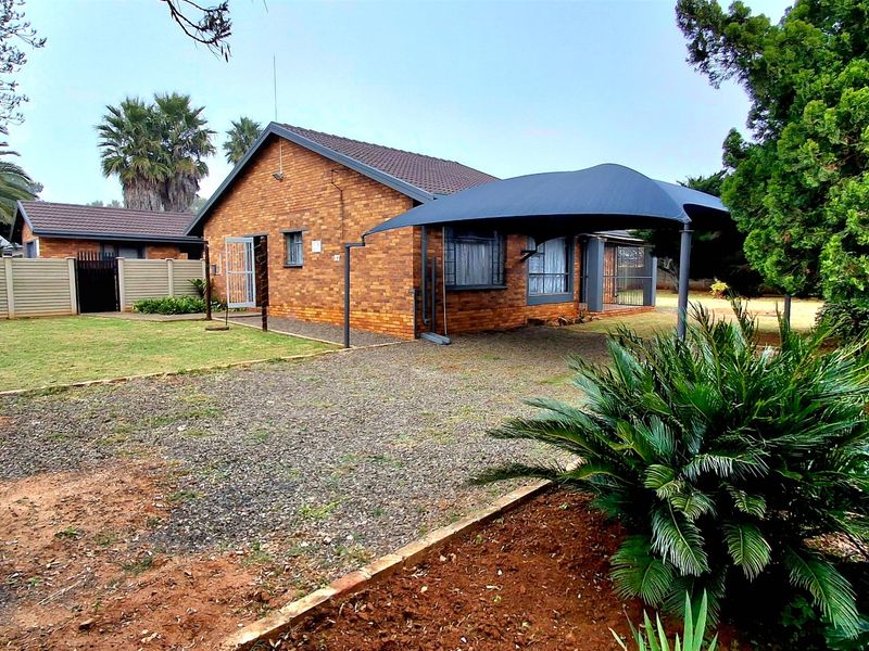 Spacious Home & Flatlet in Convenient School Area - Photo 2