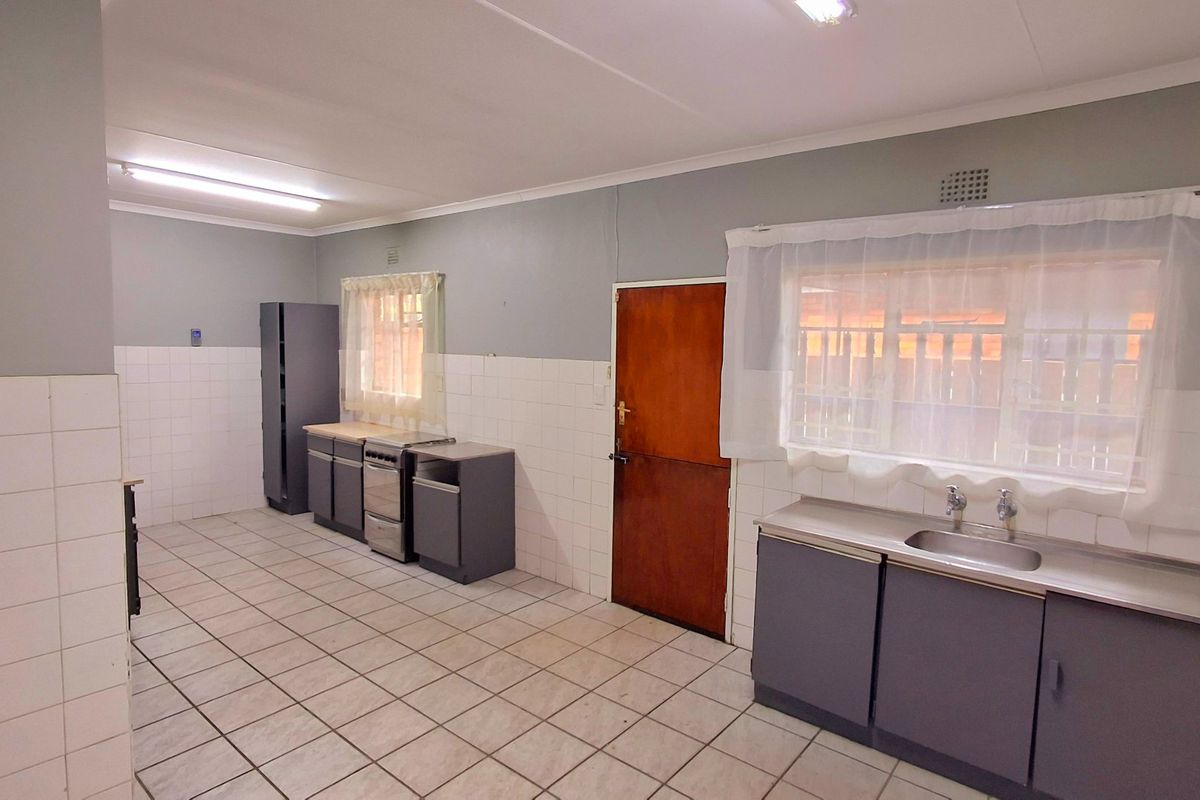 Spacious Home & Flatlet in Convenient School Area - Photo 5