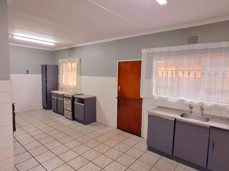 Spacious Home & Flatlet in Convenient School Area - Photo 5