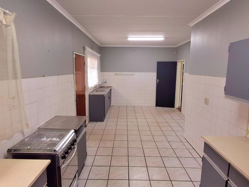 Spacious Home & Flatlet in Convenient School Area - Photo 7