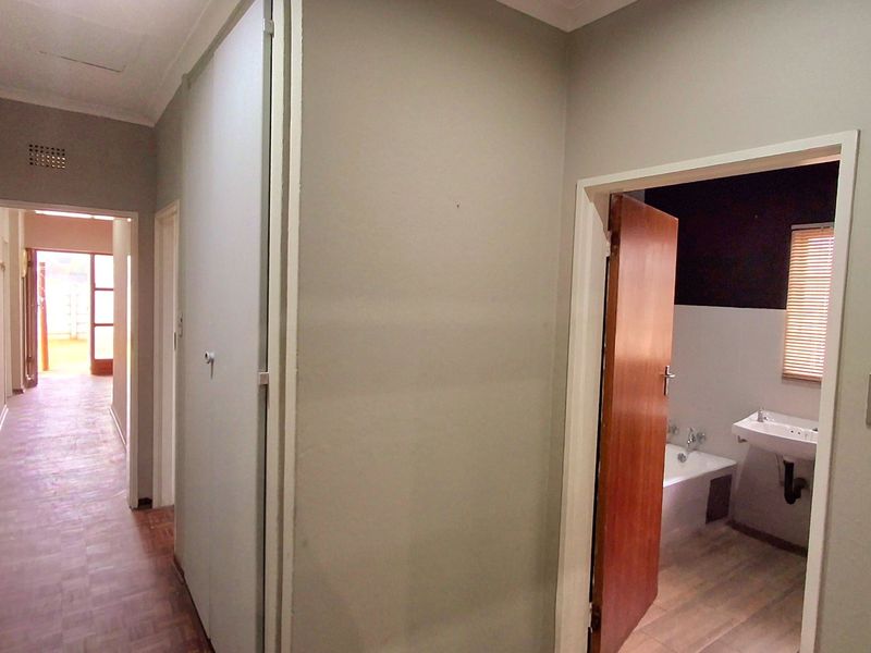 Spacious Home & Flatlet in Convenient School Area - Photo 8