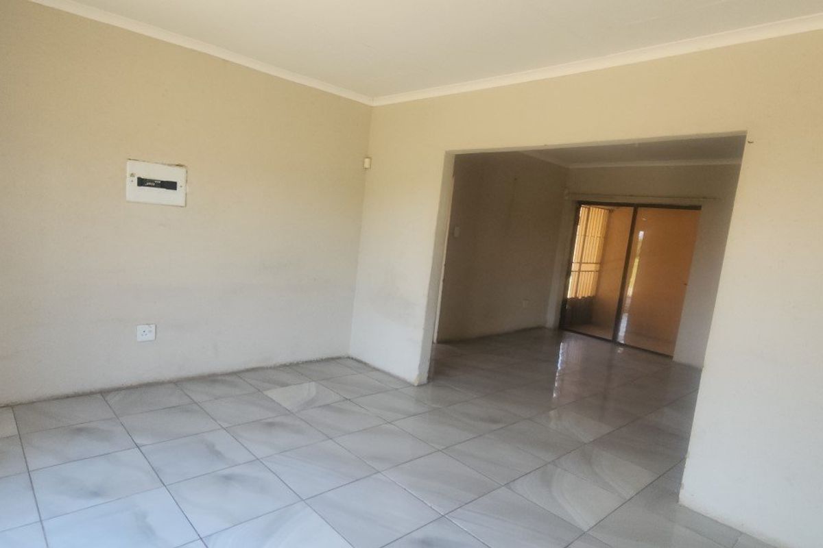 Charming 3-Bedroom Fixer-Upper in a Secure Complex – A Great Investment  Opportunity! - Photo 5