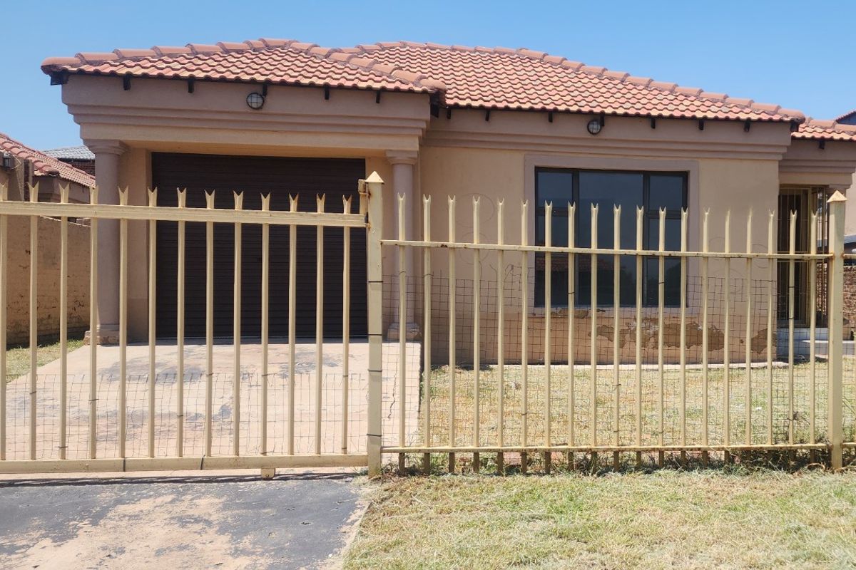 Charming 3-Bedroom Fixer-Upper in a Secure Complex – A Great Investment  Opportunity! - Photo 2