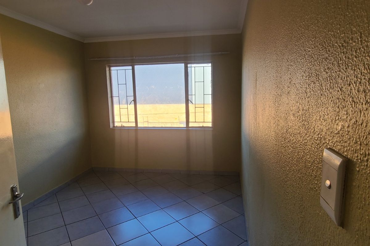 NEAT 2 BED 1 BATH IN SECURE COMPLEX - Photo 4