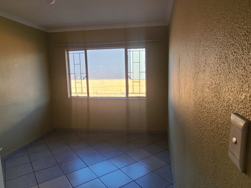 NEAT 2 BED 1 BATH IN SECURE COMPLEX - Photo 4