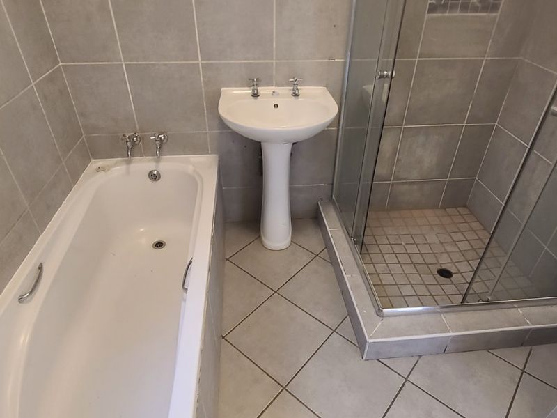 NEAT 2 BED 1 BATH IN SECURE COMPLEX - Photo 10