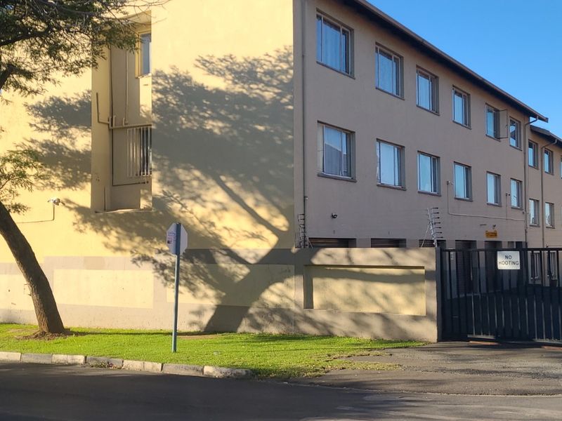 NEAT 2 BED 1 BATH IN SECURE COMPLEX - Photo 1