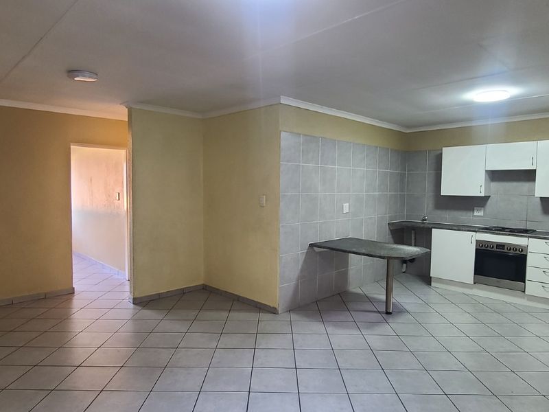 NEAT 2 BED 1 BATH IN SECURE COMPLEX - Photo 9