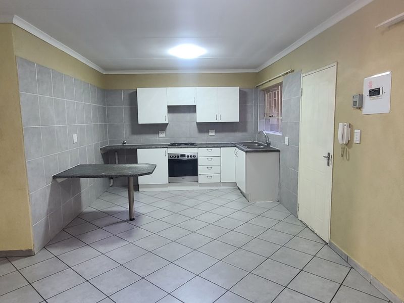 NEAT 2 BED 1 BATH IN SECURE COMPLEX - Photo 8