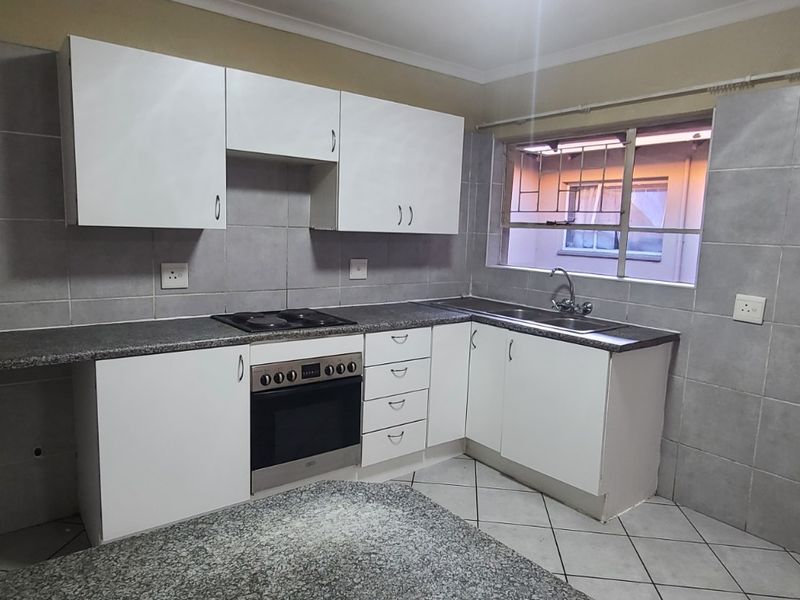 NEAT 2 BED 1 BATH IN SECURE COMPLEX - Photo 6