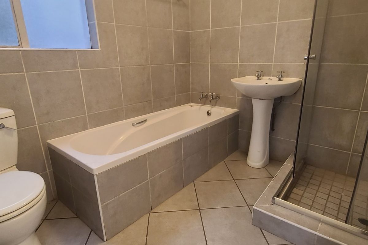 NEAT 2 BED 1 BATH IN SECURE COMPLEX - Photo 2