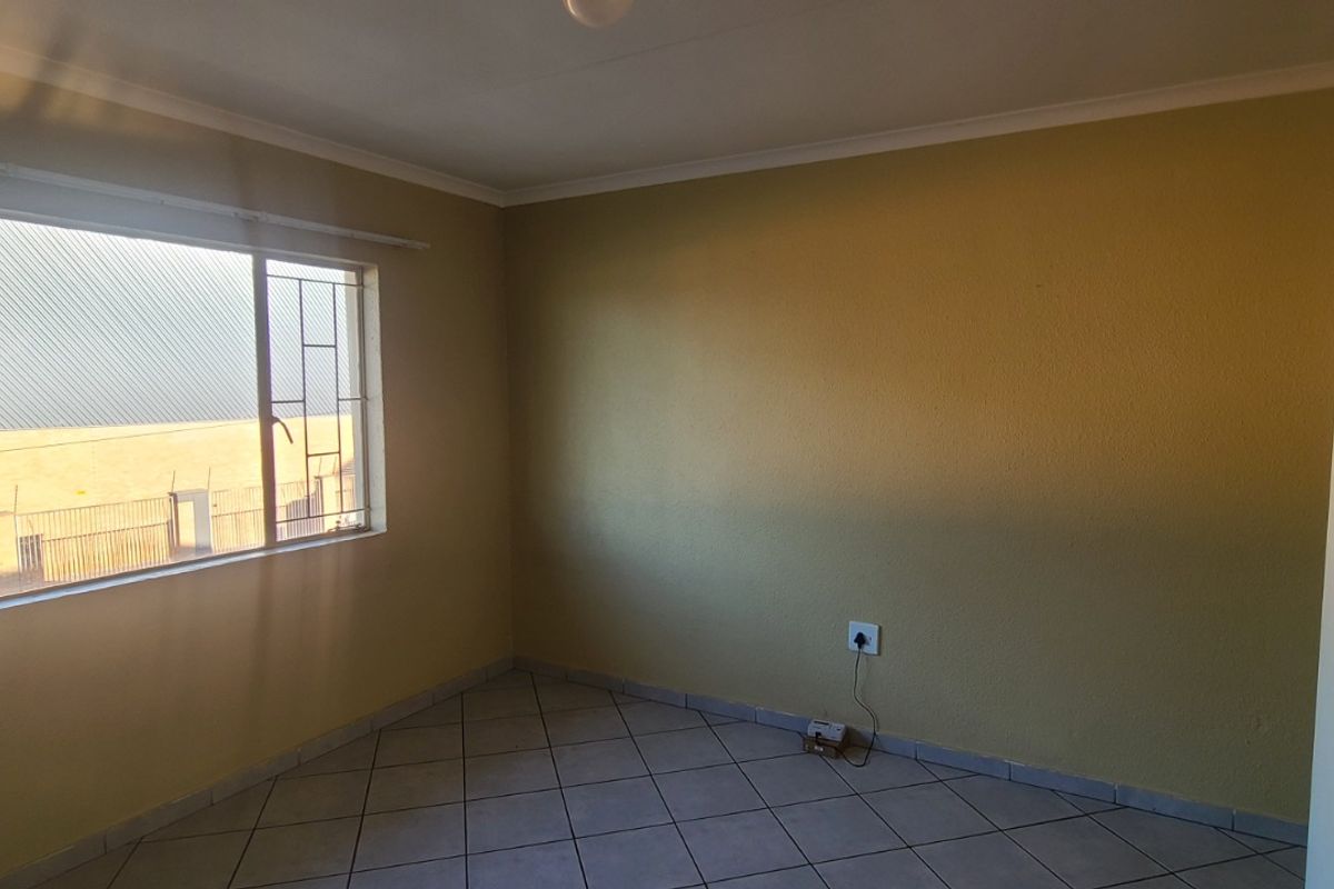 NEAT 2 BED 1 BATH IN SECURE COMPLEX - Photo 3