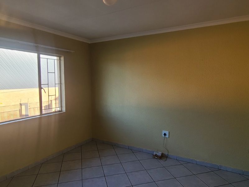 NEAT 2 BED 1 BATH IN SECURE COMPLEX - Photo 3